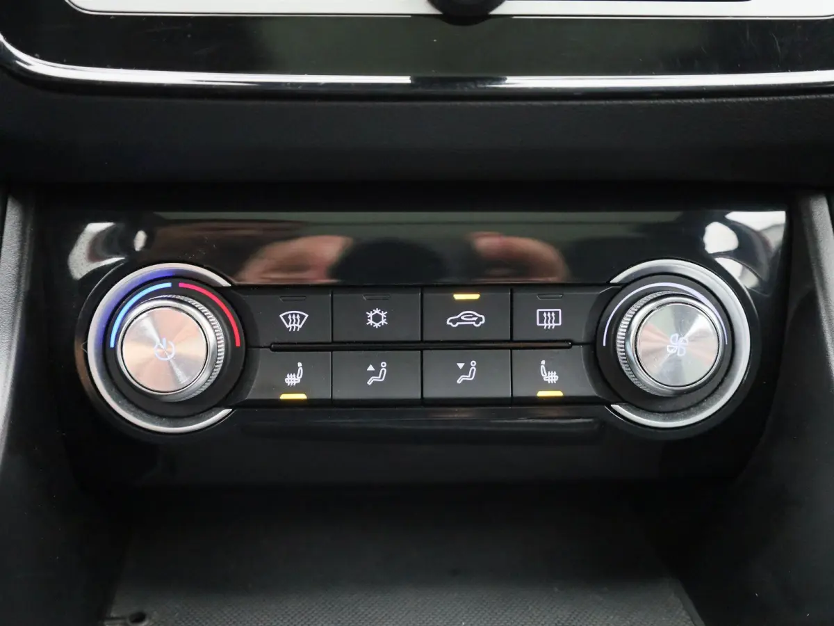MG Luxury 45 kWh | SOH 97.09% | ACHTERUITRIJCAMERA | PANORAMA | NAVIGATIE | CLIMATE CONTROL | STOELVERWARMING | PARKEERSENSOREN |