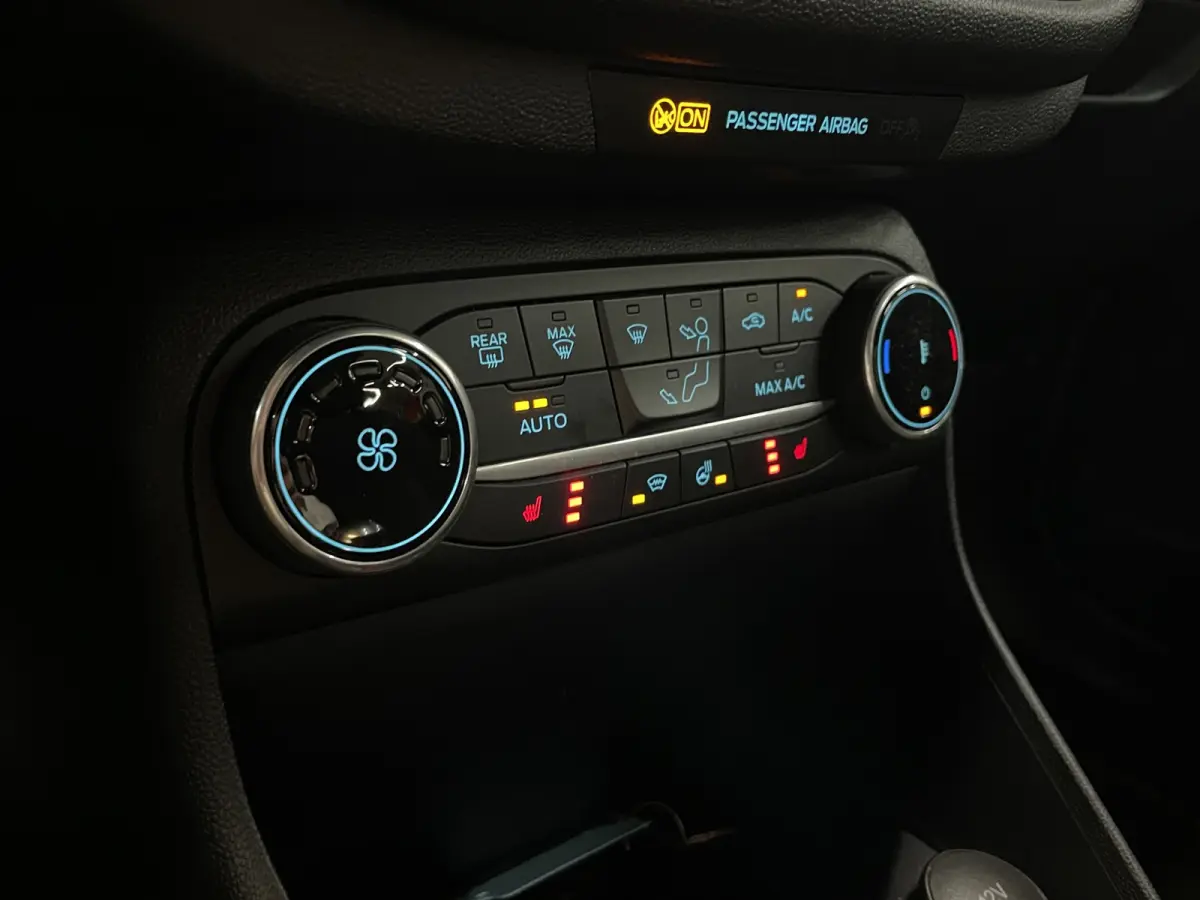 ST-line Stoel- stuurverw. | Trekhaak | Cruise control | LED | PDC | 17"