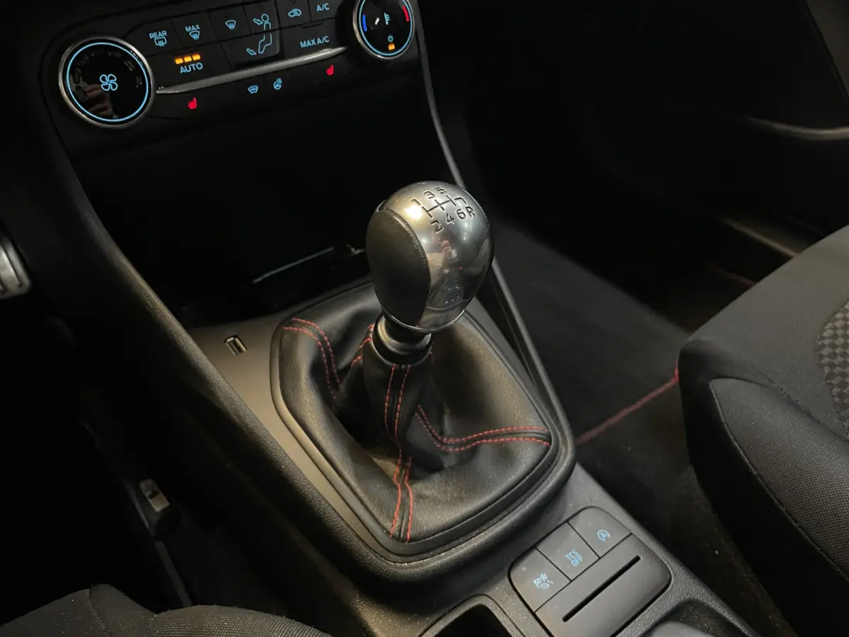 ST-line Stoel- stuurverw. | Trekhaak | Cruise control | LED | PDC | 17"