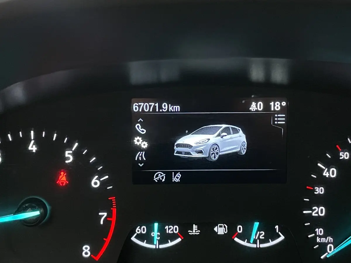 ST-line Stoel- stuurverw. | Trekhaak | Cruise control | LED | PDC | 17"