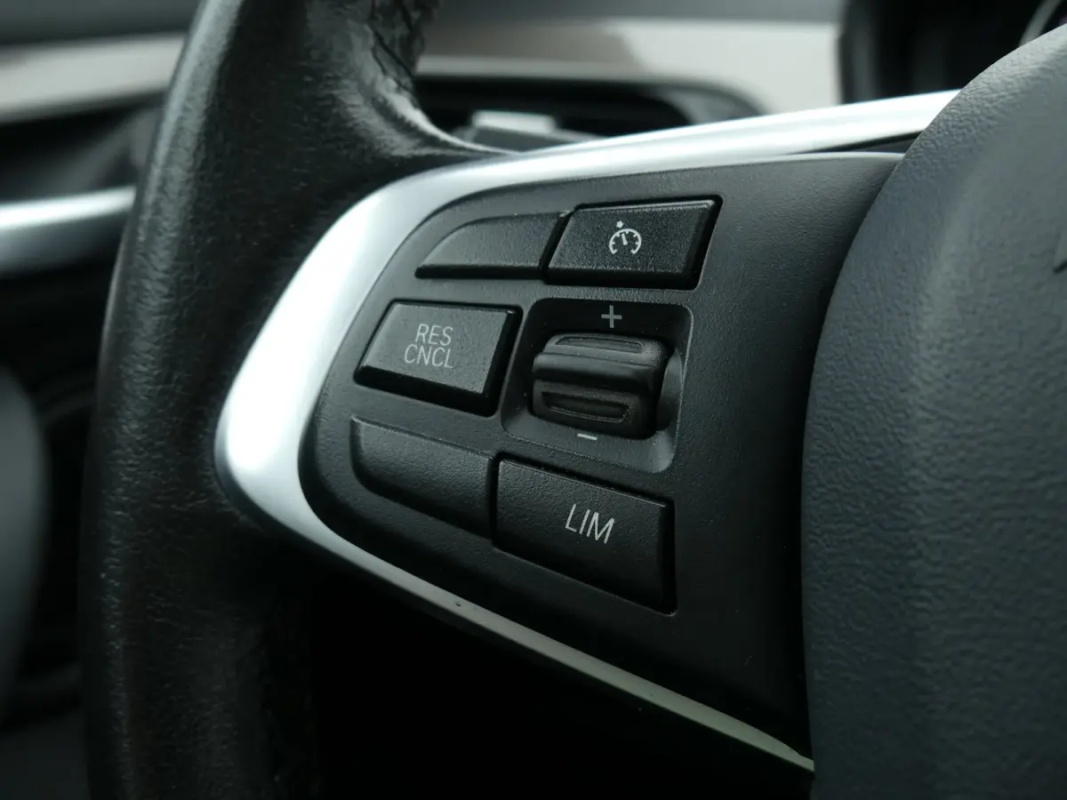 SDrive18i High Executive / Pano / Leer