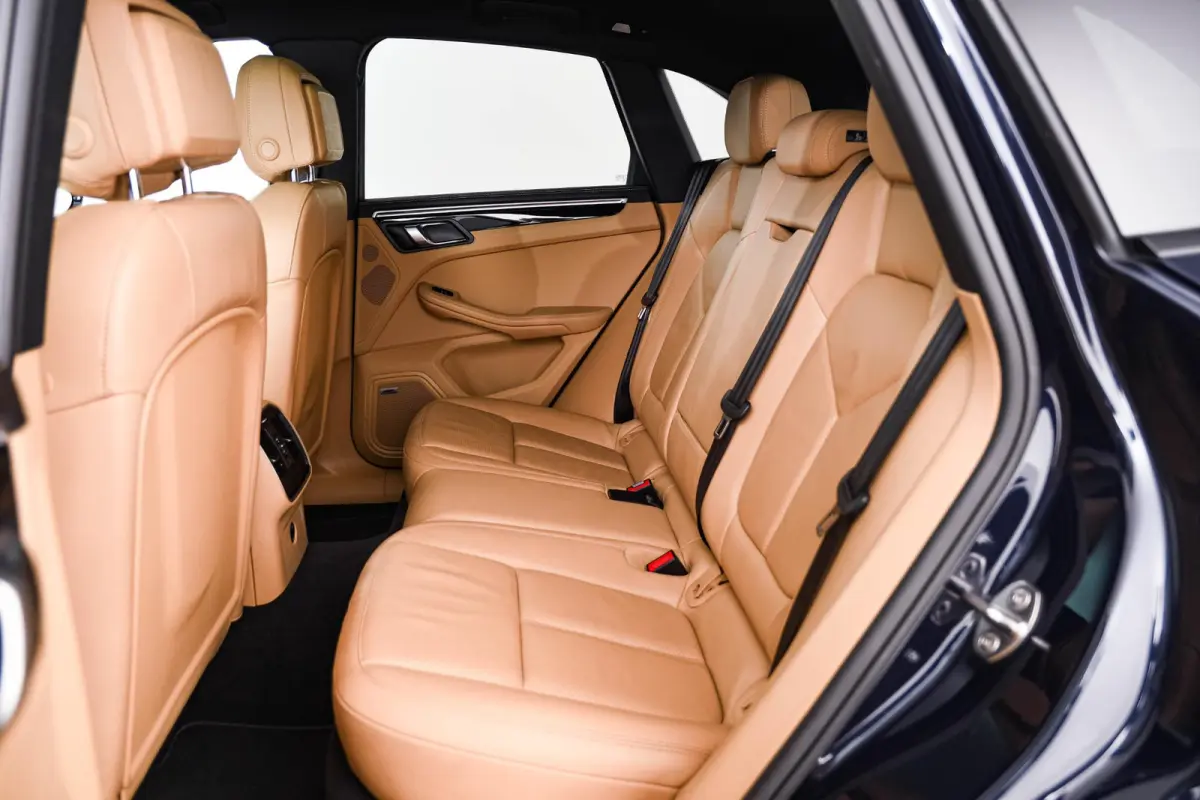 2.0 Panoramadak - Luchtvering - Privacybeglazing - Porsche Entry & Drive - Stoelverwarming voorin - Comfort Memory - Stuurwielverwarming - SportDesign dorpelbekledingen -