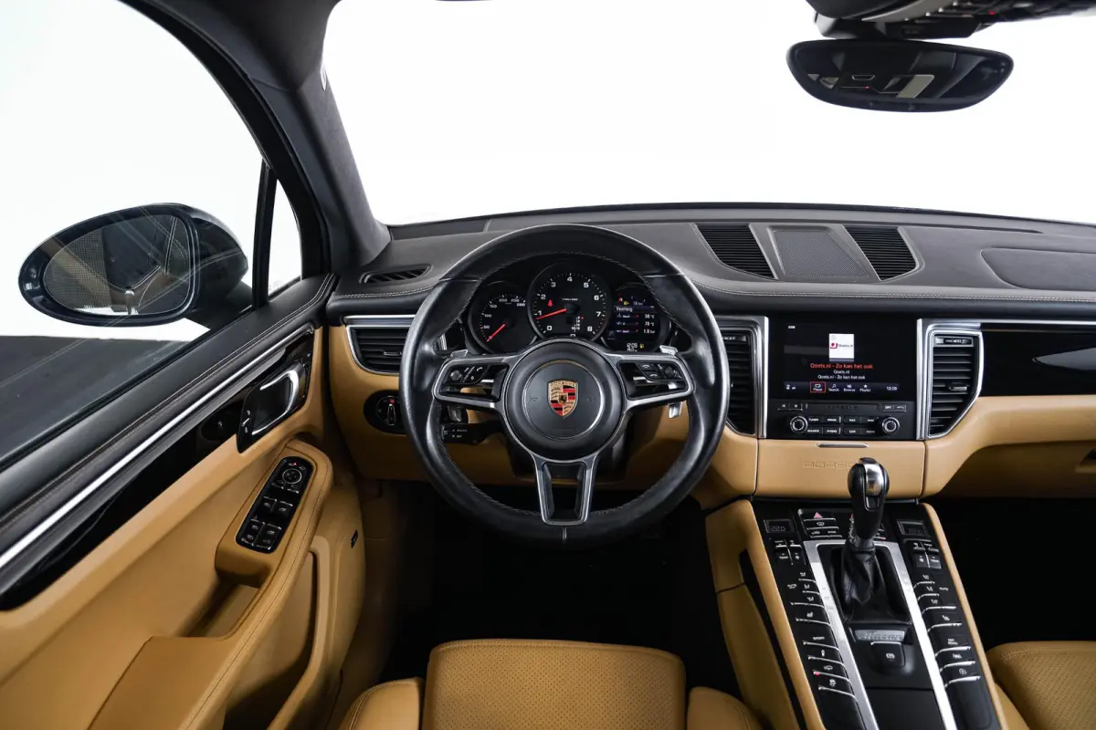 2.0 Panoramadak - Luchtvering - Privacybeglazing - Porsche Entry & Drive - Stoelverwarming voorin - Comfort Memory - Stuurwielverwarming - SportDesign dorpelbekledingen -