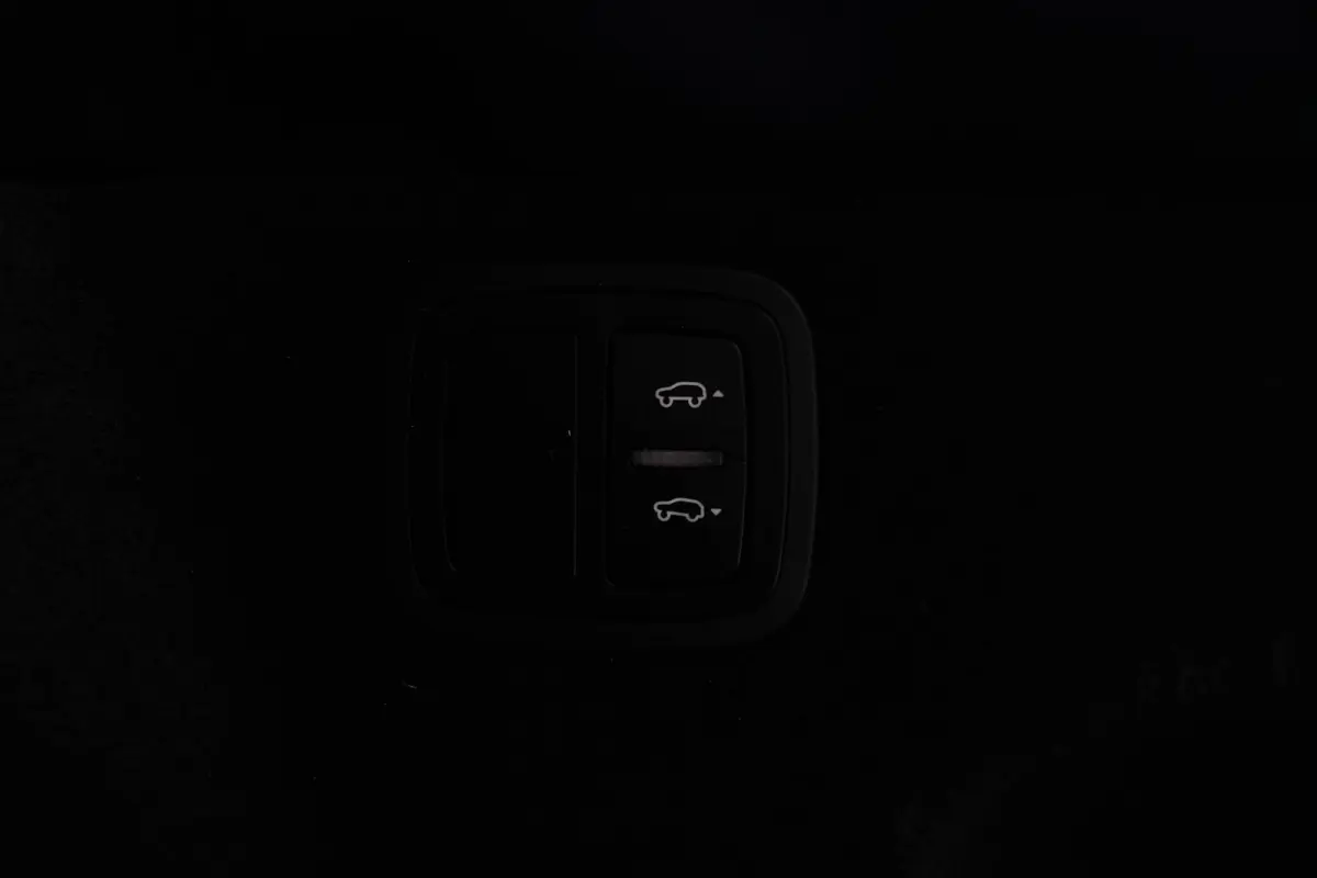 2.0 Panoramadak - Luchtvering - Privacybeglazing - Porsche Entry & Drive - Stoelverwarming voorin - Comfort Memory - Stuurwielverwarming - SportDesign dorpelbekledingen -