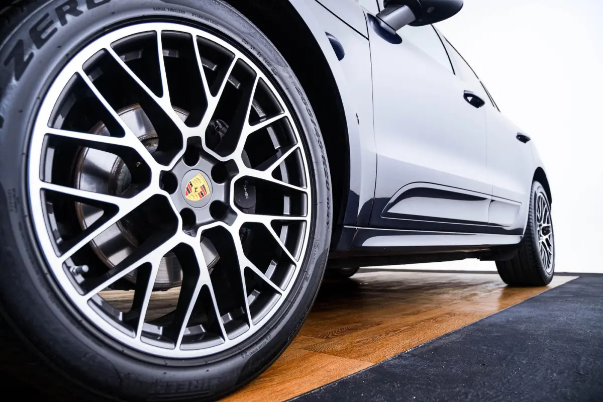 2.0 Panoramadak - Luchtvering - Privacybeglazing - Porsche Entry & Drive - Stoelverwarming voorin - Comfort Memory - Stuurwielverwarming - SportDesign dorpelbekledingen -
