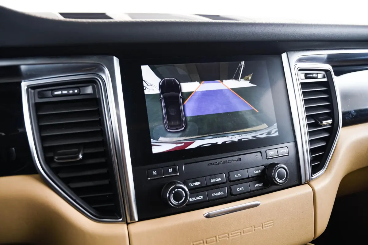 2.0 Panoramadak - Luchtvering - Privacybeglazing - Porsche Entry & Drive - Stoelverwarming voorin - Comfort Memory - Stuurwielverwarming - SportDesign dorpelbekledingen -