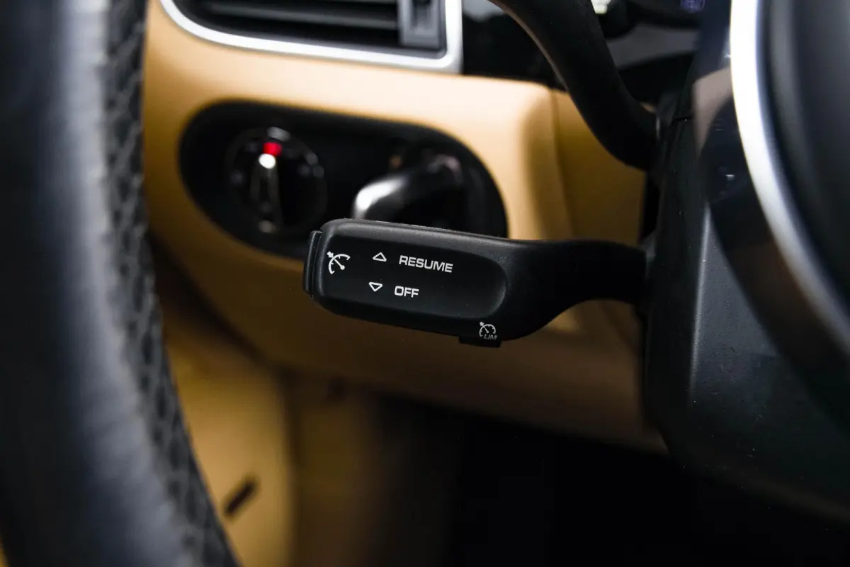 2.0 Panoramadak - Luchtvering - Privacybeglazing - Porsche Entry & Drive - Stoelverwarming voorin - Comfort Memory - Stuurwielverwarming - SportDesign dorpelbekledingen -