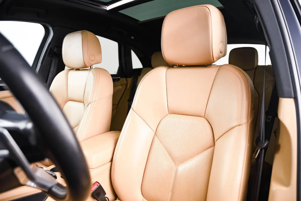 2.0 Panoramadak - Luchtvering - Privacybeglazing - Porsche Entry & Drive - Stoelverwarming voorin - Comfort Memory - Stuurwielverwarming - SportDesign dorpelbekledingen -