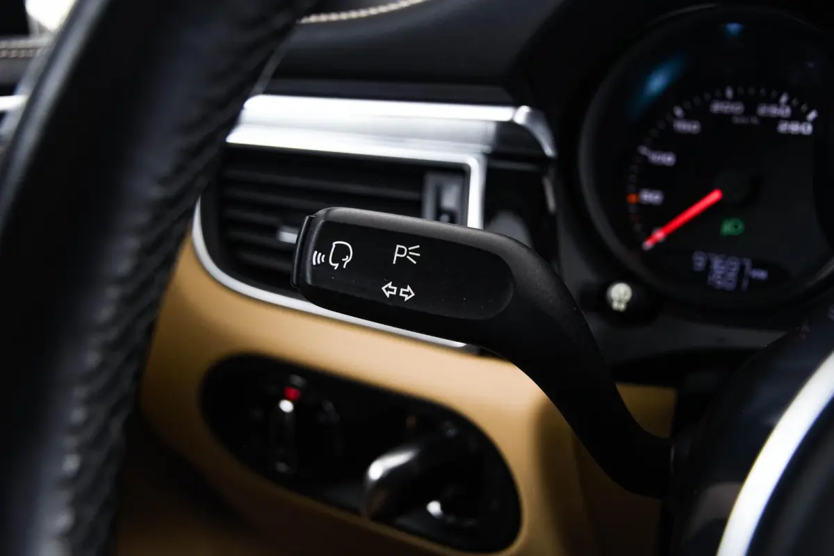 2.0 Panoramadak - Luchtvering - Privacybeglazing - Porsche Entry & Drive - Stoelverwarming voorin - Comfort Memory - Stuurwielverwarming - SportDesign dorpelbekledingen -