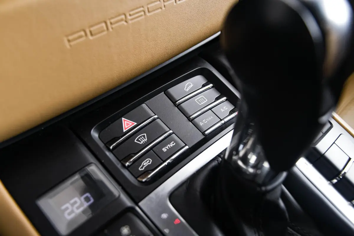 2.0 Panoramadak - Luchtvering - Privacybeglazing - Porsche Entry & Drive - Stoelverwarming voorin - Comfort Memory - Stuurwielverwarming - SportDesign dorpelbekledingen -