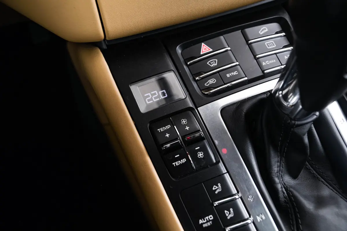 2.0 Panoramadak - Luchtvering - Privacybeglazing - Porsche Entry & Drive - Stoelverwarming voorin - Comfort Memory - Stuurwielverwarming - SportDesign dorpelbekledingen -