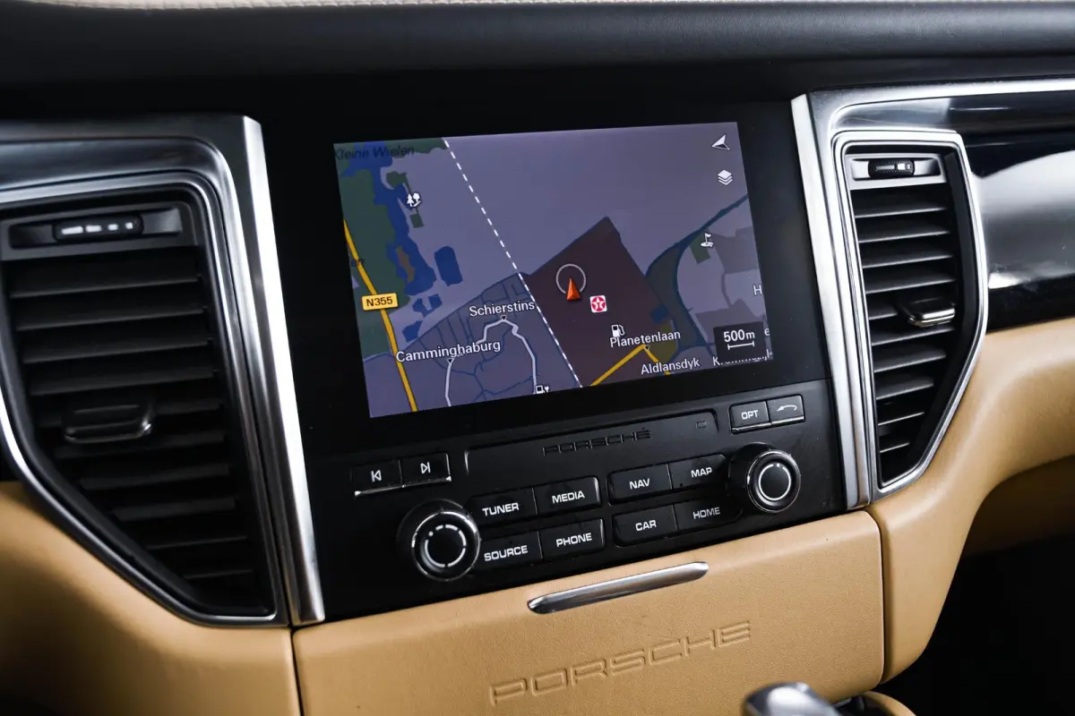 2.0 Panoramadak - Luchtvering - Privacybeglazing - Porsche Entry & Drive - Stoelverwarming voorin - Comfort Memory - Stuurwielverwarming - SportDesign dorpelbekledingen -