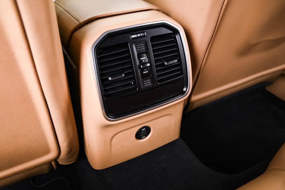 2.0 Panoramadak - Luchtvering - Privacybeglazing - Porsche Entry & Drive - Stoelverwarming voorin - Comfort Memory - Stuurwielverwarming - SportDesign dorpelbekledingen -