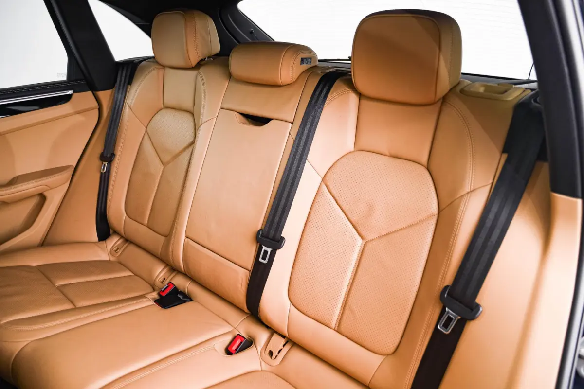 2.0 Panoramadak - Luchtvering - Privacybeglazing - Porsche Entry & Drive - Stoelverwarming voorin - Comfort Memory - Stuurwielverwarming - SportDesign dorpelbekledingen -