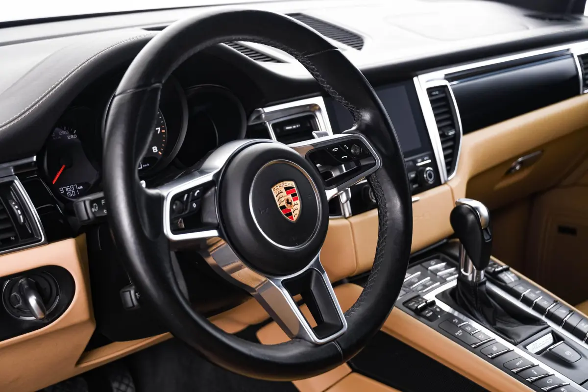 2.0 Panoramadak - Luchtvering - Privacybeglazing - Porsche Entry & Drive - Stoelverwarming voorin - Comfort Memory - Stuurwielverwarming - SportDesign dorpelbekledingen -