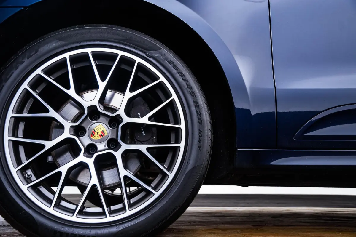 2.0 Panoramadak - Luchtvering - Privacybeglazing - Porsche Entry & Drive - Stoelverwarming voorin - Comfort Memory - Stuurwielverwarming - SportDesign dorpelbekledingen -