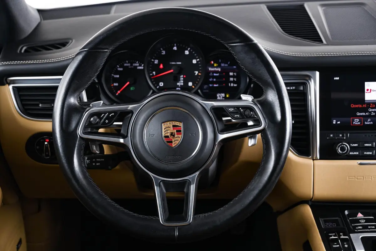 2.0 Panoramadak - Luchtvering - Privacybeglazing - Porsche Entry & Drive - Stoelverwarming voorin - Comfort Memory - Stuurwielverwarming - SportDesign dorpelbekledingen -