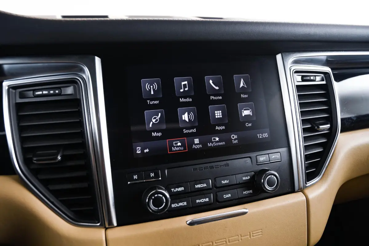 2.0 Panoramadak - Luchtvering - Privacybeglazing - Porsche Entry & Drive - Stoelverwarming voorin - Comfort Memory - Stuurwielverwarming - SportDesign dorpelbekledingen -