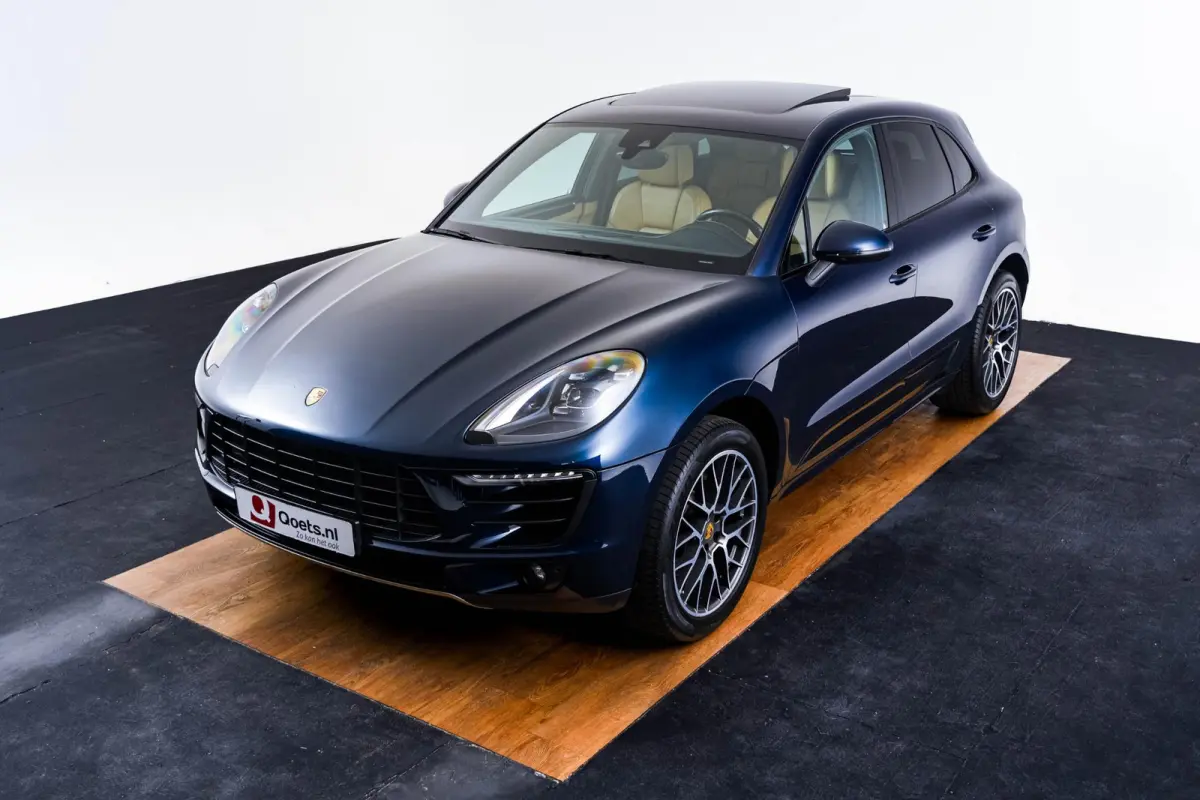 2.0 Panoramadak - Luchtvering - Privacybeglazing - Porsche Entry & Drive - Stoelverwarming voorin - Comfort Memory - Stuurwielverwarming - SportDesign dorpelbekledingen -