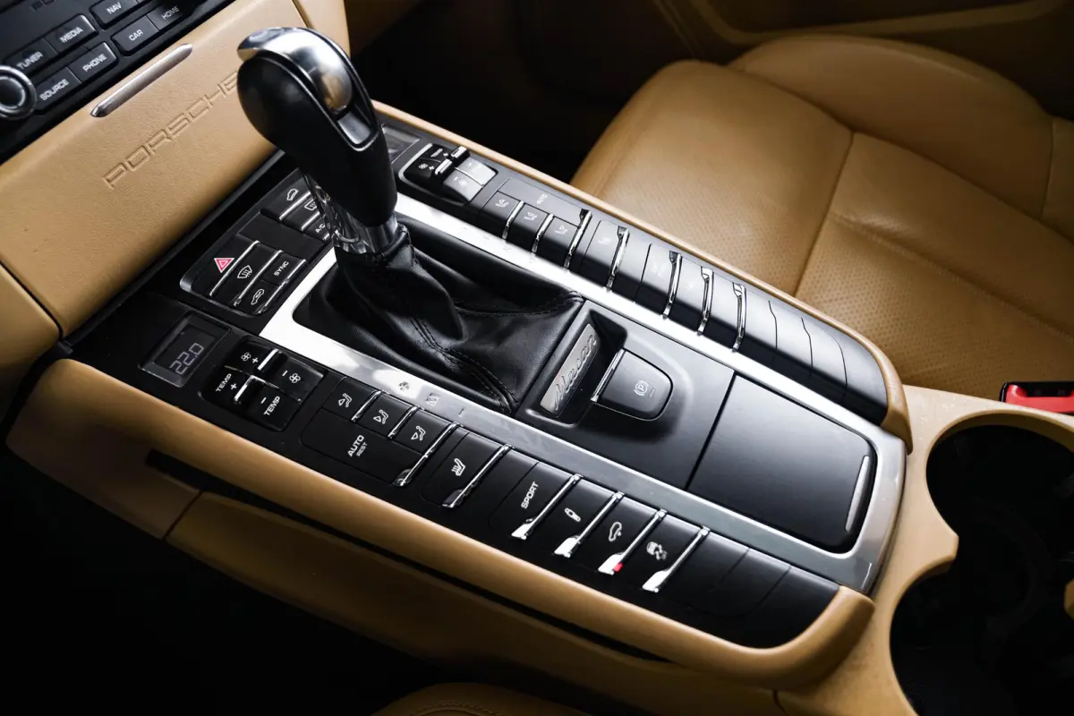 2.0 Panoramadak - Luchtvering - Privacybeglazing - Porsche Entry & Drive - Stoelverwarming voorin - Comfort Memory - Stuurwielverwarming - SportDesign dorpelbekledingen -