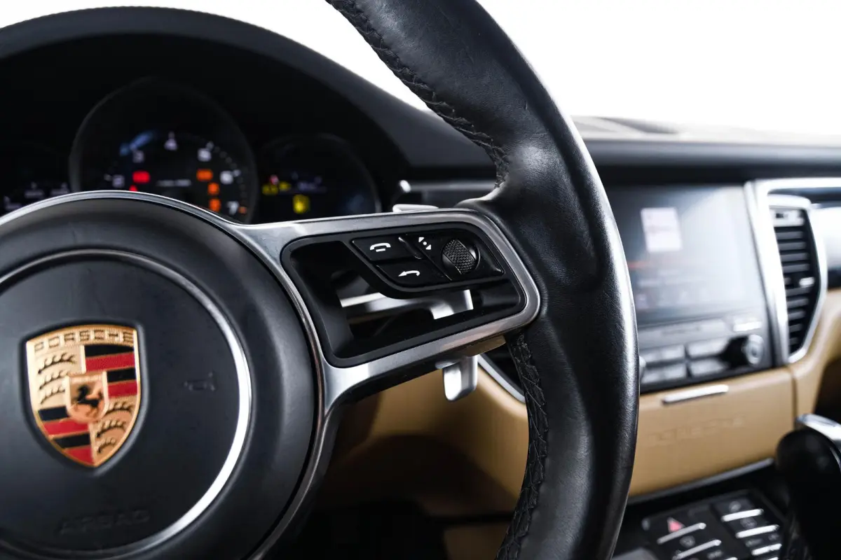 2.0 Panoramadak - Luchtvering - Privacybeglazing - Porsche Entry & Drive - Stoelverwarming voorin - Comfort Memory - Stuurwielverwarming - SportDesign dorpelbekledingen -