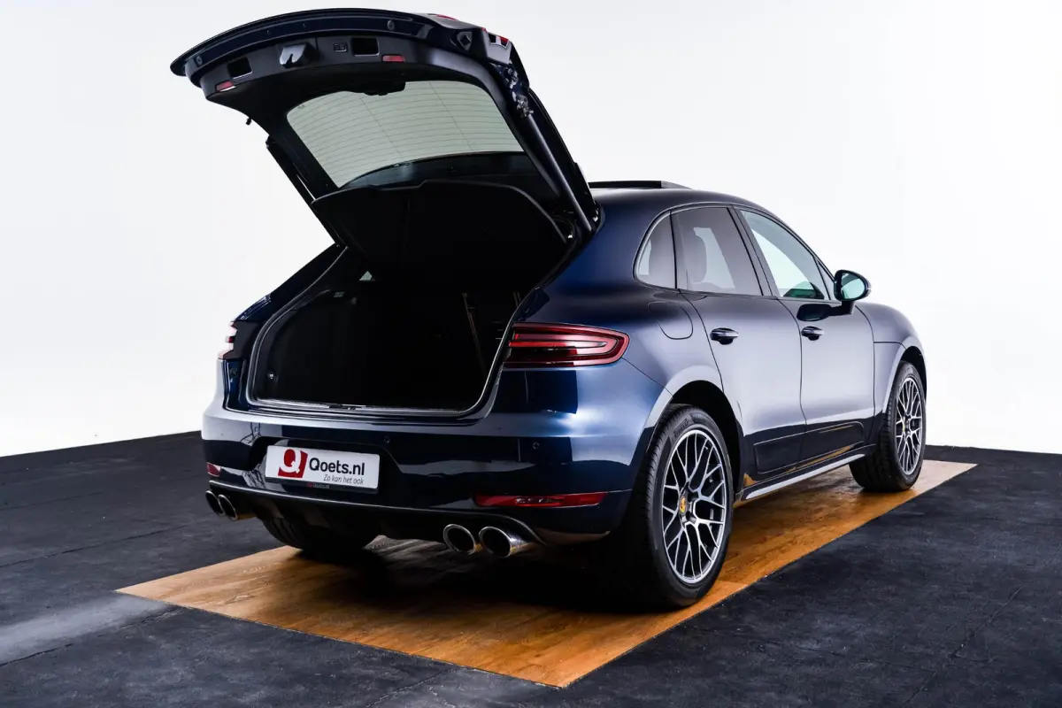 2.0 Panoramadak - Luchtvering - Privacybeglazing - Porsche Entry & Drive - Stoelverwarming voorin - Comfort Memory - Stuurwielverwarming - SportDesign dorpelbekledingen -