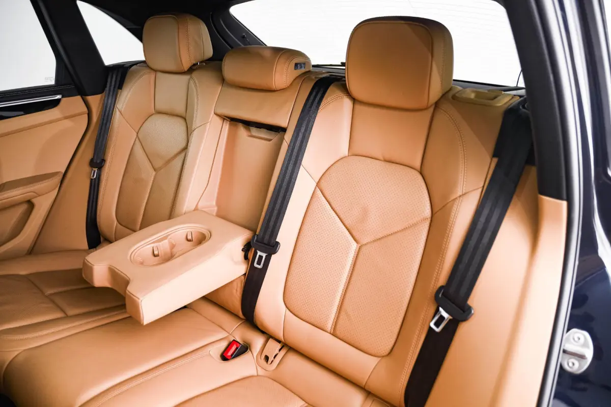 2.0 Panoramadak - Luchtvering - Privacybeglazing - Porsche Entry & Drive - Stoelverwarming voorin - Comfort Memory - Stuurwielverwarming - SportDesign dorpelbekledingen -