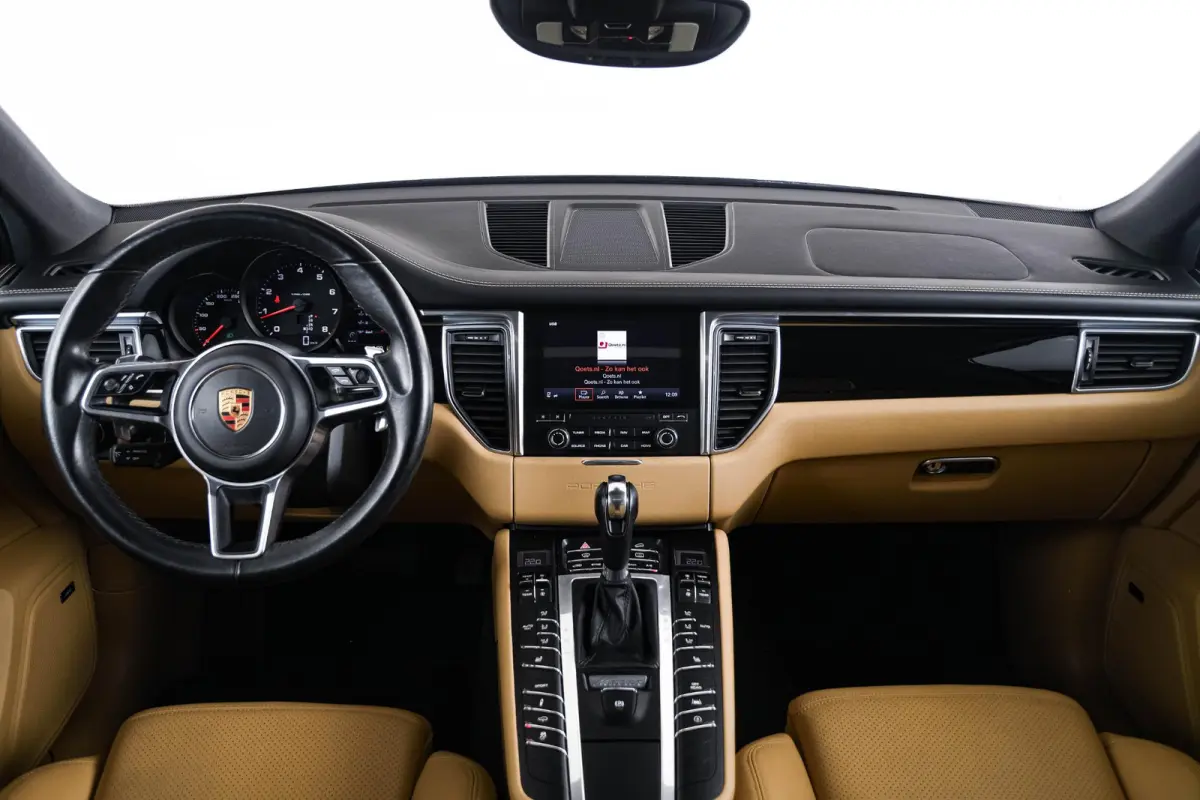 2.0 Panoramadak - Luchtvering - Privacybeglazing - Porsche Entry & Drive - Stoelverwarming voorin - Comfort Memory - Stuurwielverwarming - SportDesign dorpelbekledingen -