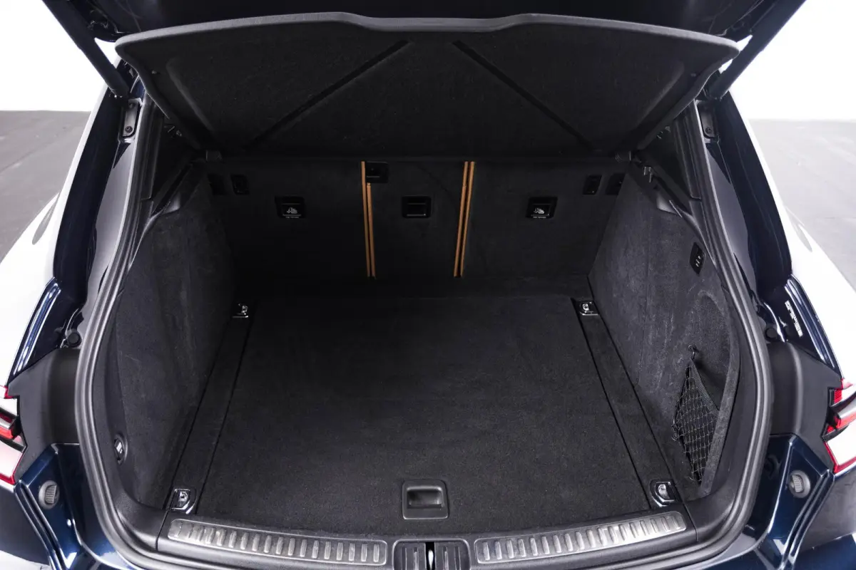 2.0 Panoramadak - Luchtvering - Privacybeglazing - Porsche Entry & Drive - Stoelverwarming voorin - Comfort Memory - Stuurwielverwarming - SportDesign dorpelbekledingen -