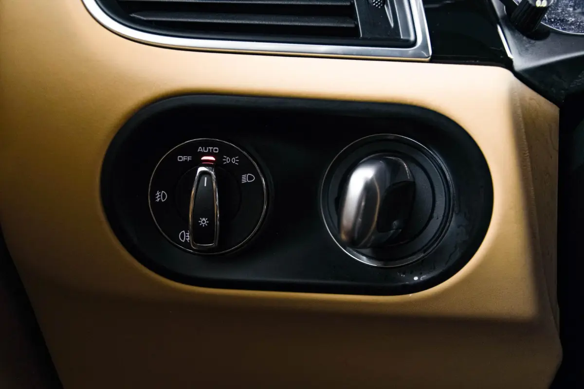2.0 Panoramadak - Luchtvering - Privacybeglazing - Porsche Entry & Drive - Stoelverwarming voorin - Comfort Memory - Stuurwielverwarming - SportDesign dorpelbekledingen -