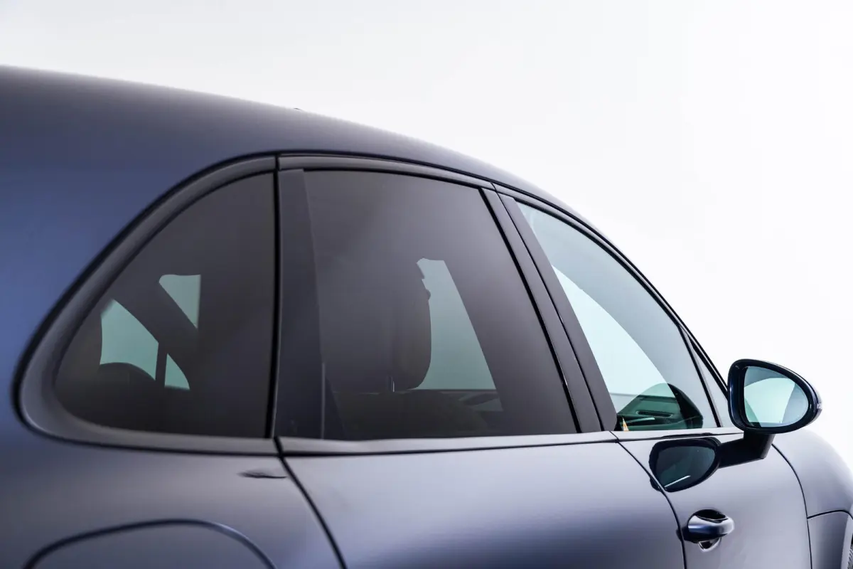 2.0 Panoramadak - Luchtvering - Privacybeglazing - Porsche Entry & Drive - Stoelverwarming voorin - Comfort Memory - Stuurwielverwarming - SportDesign dorpelbekledingen -