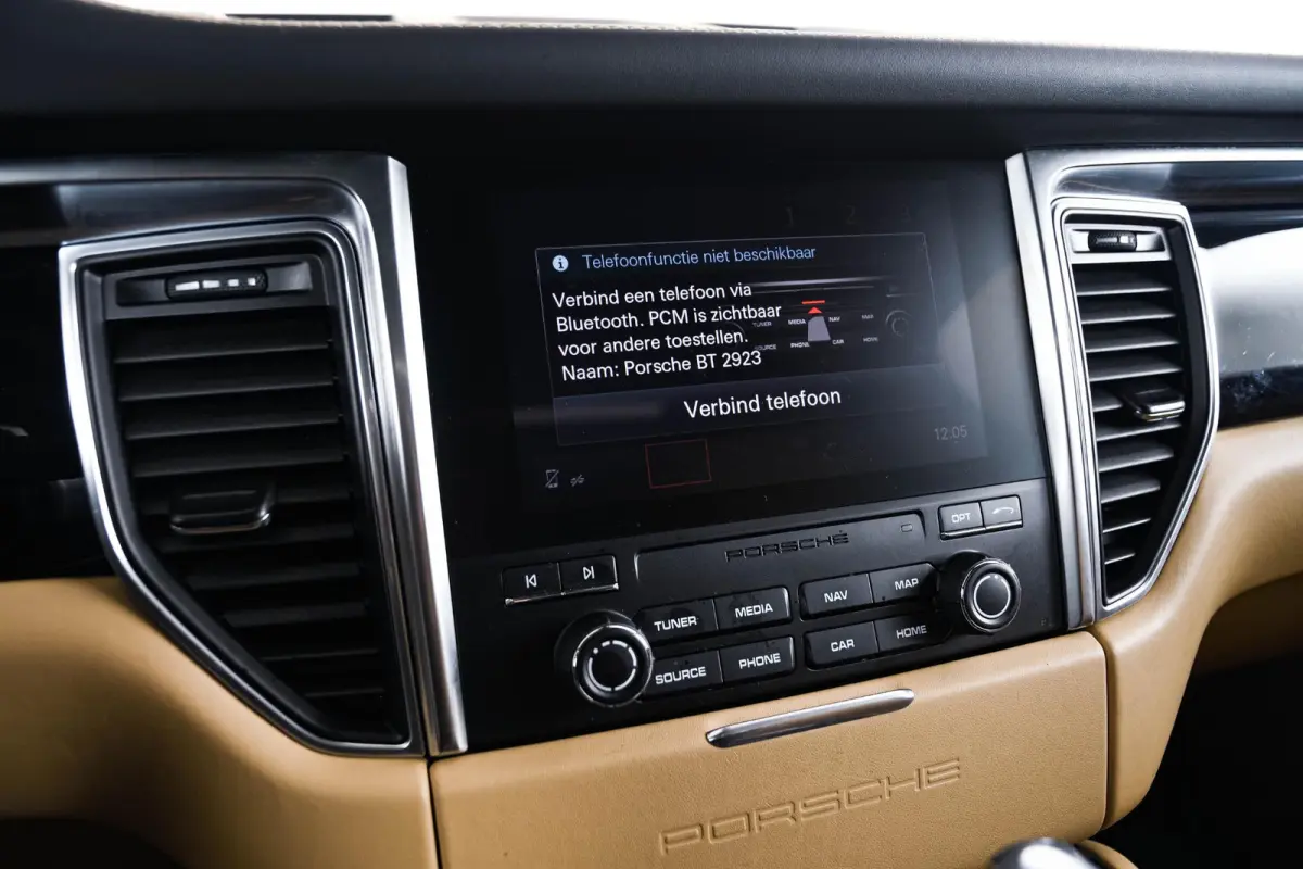 2.0 Panoramadak - Luchtvering - Privacybeglazing - Porsche Entry & Drive - Stoelverwarming voorin - Comfort Memory - Stuurwielverwarming - SportDesign dorpelbekledingen -