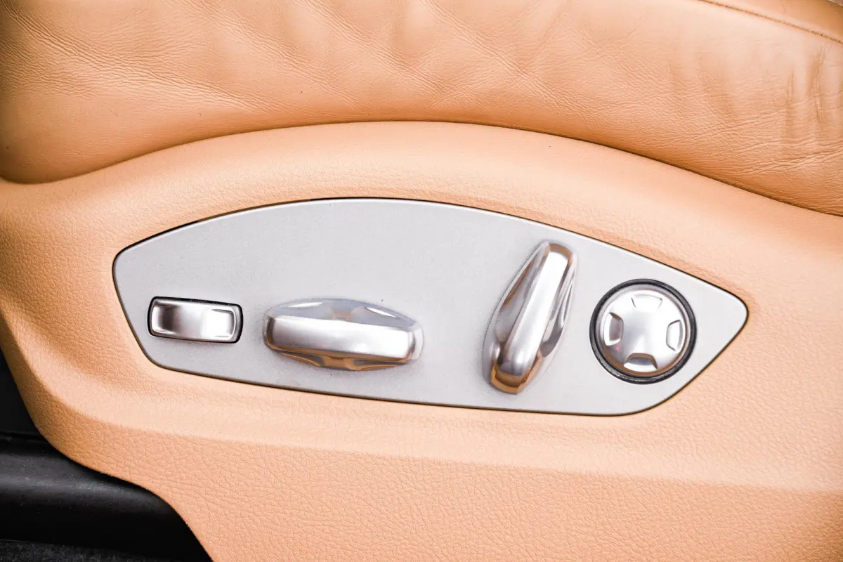 2.0 Panoramadak - Luchtvering - Privacybeglazing - Porsche Entry & Drive - Stoelverwarming voorin - Comfort Memory - Stuurwielverwarming - SportDesign dorpelbekledingen -