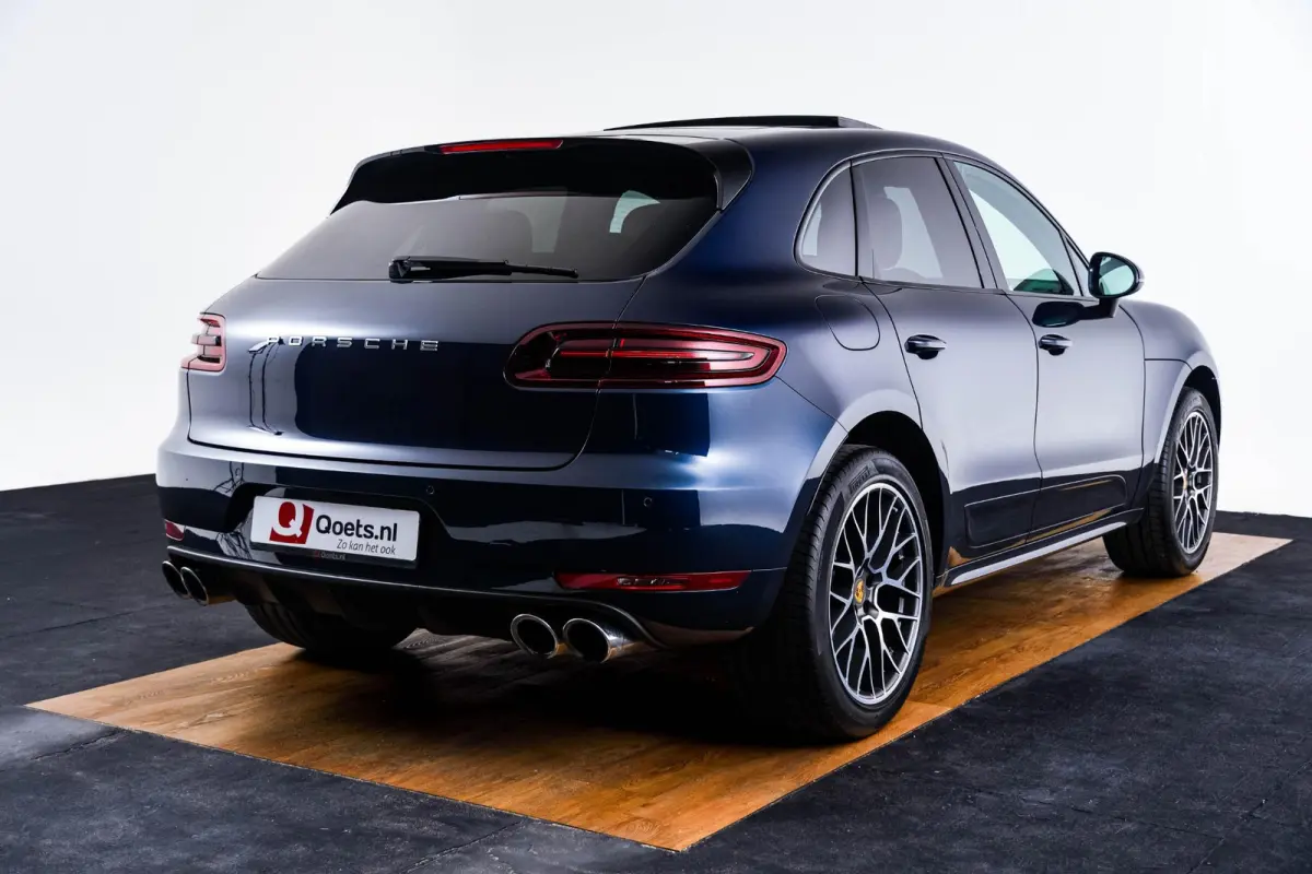 2.0 Panoramadak - Luchtvering - Privacybeglazing - Porsche Entry & Drive - Stoelverwarming voorin - Comfort Memory - Stuurwielverwarming - SportDesign dorpelbekledingen -