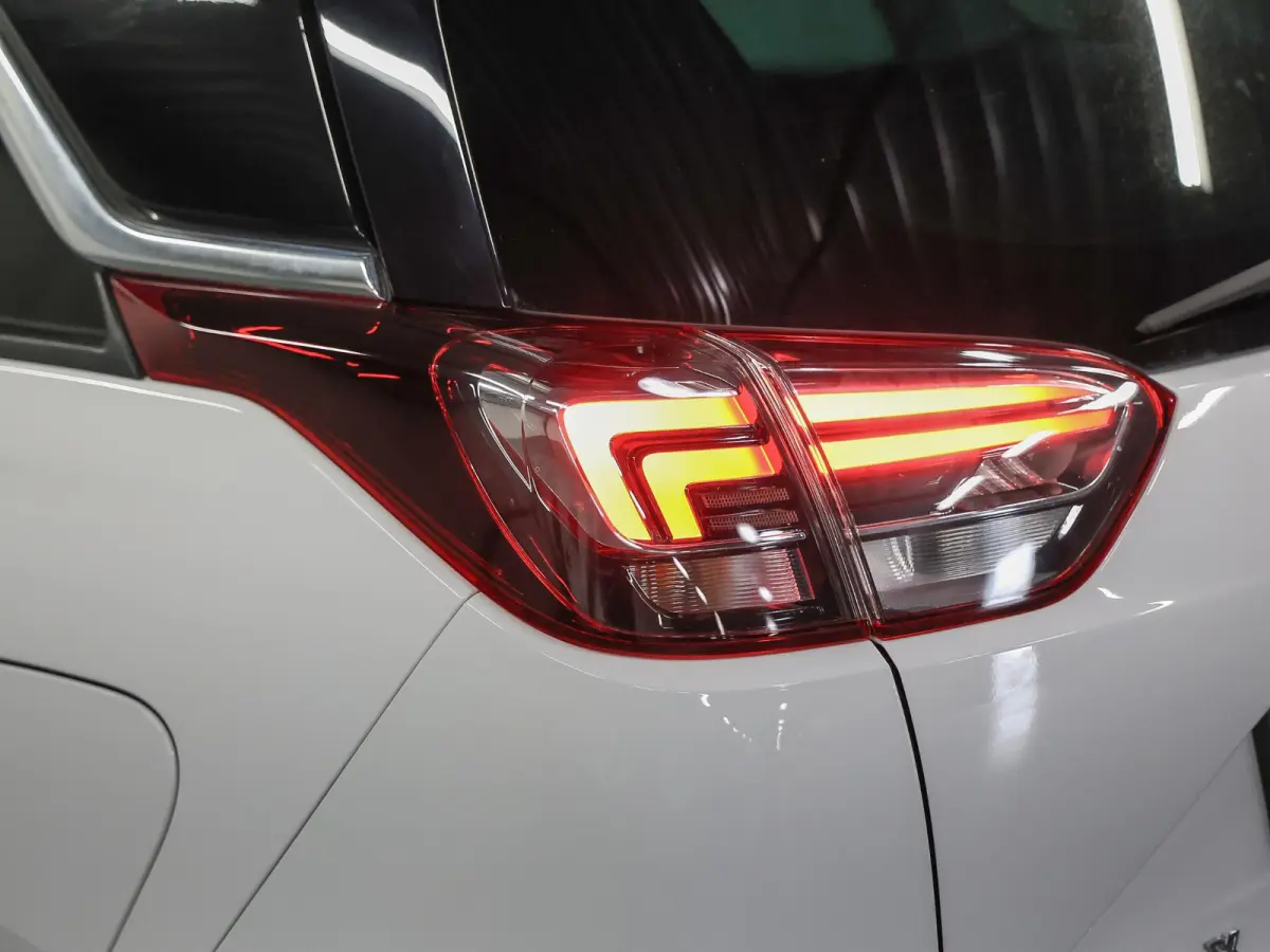 110PK Edition 2020 | 1ste eigenaar | Parkeersensoren | Navigatie | Airco | LMV | AppleCarPlay/AndroidAuto | Cruise Control | LED lampen | Trekhaak | Isofix | Privacy Glass | Parkeersensoren 
