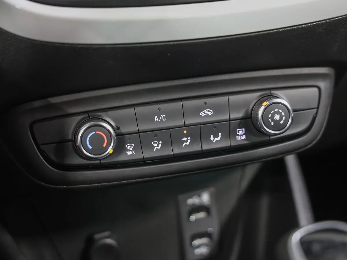 110PK Edition 2020 | 1ste eigenaar | Parkeersensoren | Navigatie | Airco | LMV | AppleCarPlay/AndroidAuto | Cruise Control | LED lampen | Trekhaak | Isofix | Privacy Glass | Parkeersensoren 