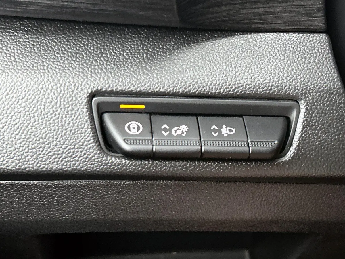 2.0 Blue dC1 150PK L2H1 Dubbele Cabine Automaat Navigatie Airco Lichtmetalen velgen Betimmering Trekhaak Camera Parkeer sensoren Dab