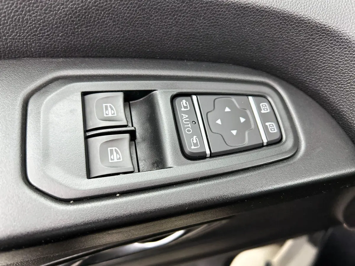 2.0 Blue dC1 150PK L2H1 Dubbele Cabine Automaat Navigatie Airco Lichtmetalen velgen Betimmering Trekhaak Camera Parkeer sensoren Dab