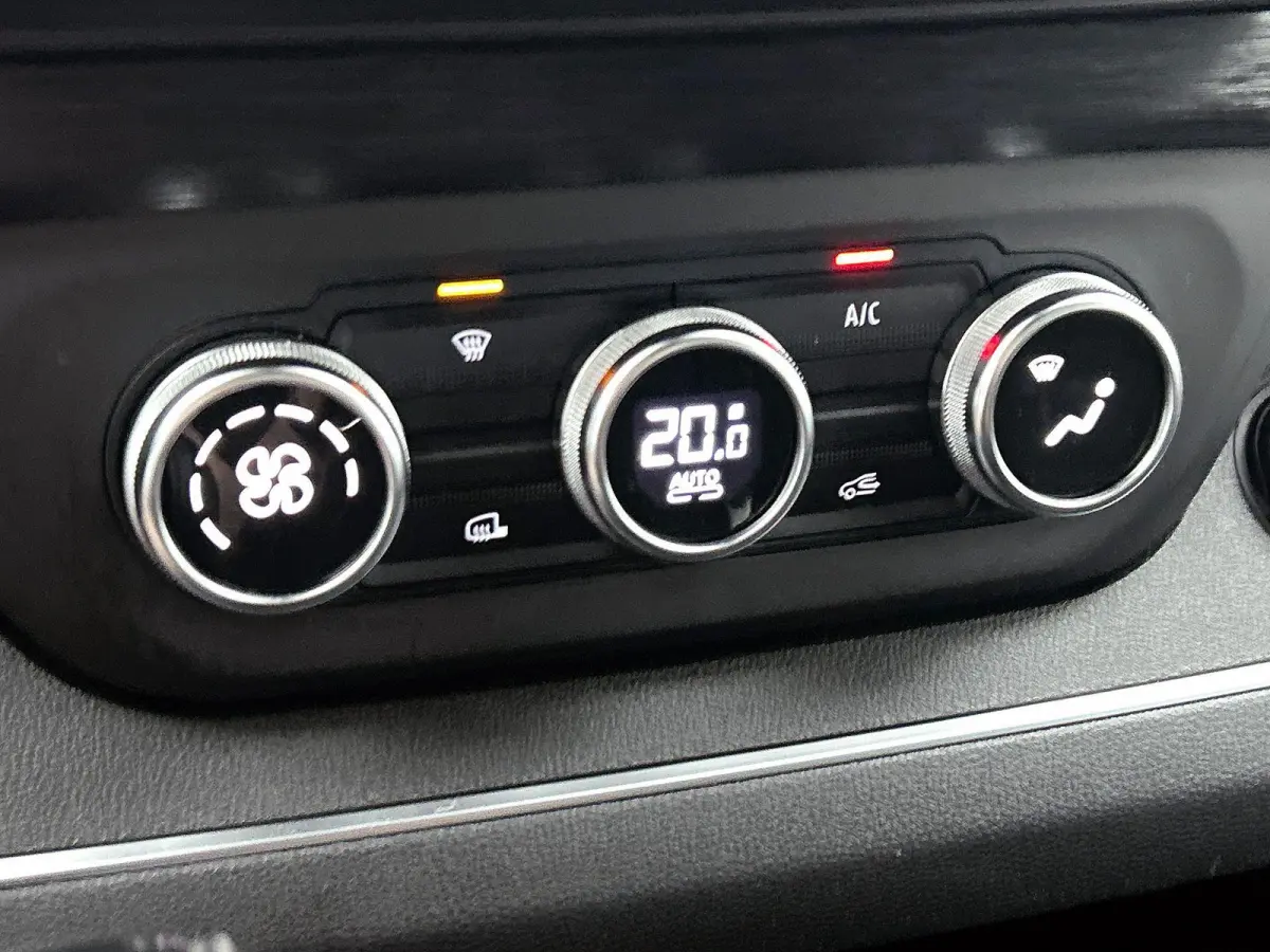 2.0 Blue dC1 150PK L2H1 Dubbele Cabine Automaat Navigatie Airco Lichtmetalen velgen Betimmering Trekhaak Camera Parkeer sensoren Dab
