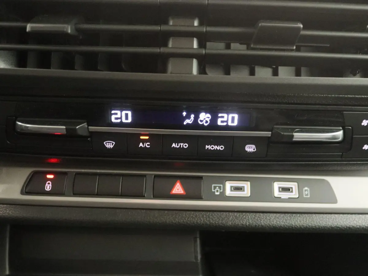 L3 DC 75 kWh | STX Uitvoering | Lichtmetalen Velgen | Lederen Stoelbekleding | Parkeercamera Achter |