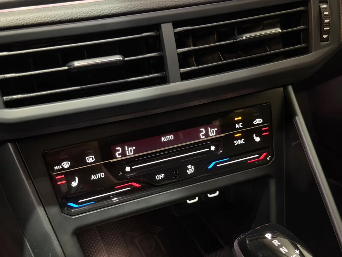 1.0 TSI 3x R-Line DSG/VIRTUAL/IQ-LIGHTS/PANO/NAVI/KEYLESS/CARPLAY/CAMERA/PDC/CLIMATE/DCC/SIDE-ASSIST/ACC/12-MND-GA