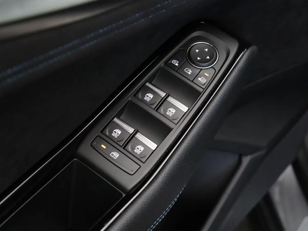 1.2 E-Tech full hybrid 200 iconic esprit Alpine | Voorstoelen/stuurwiel verwarming| Elektrische verstelbare voorstoelen | Climate control | Dodehoek detectie |