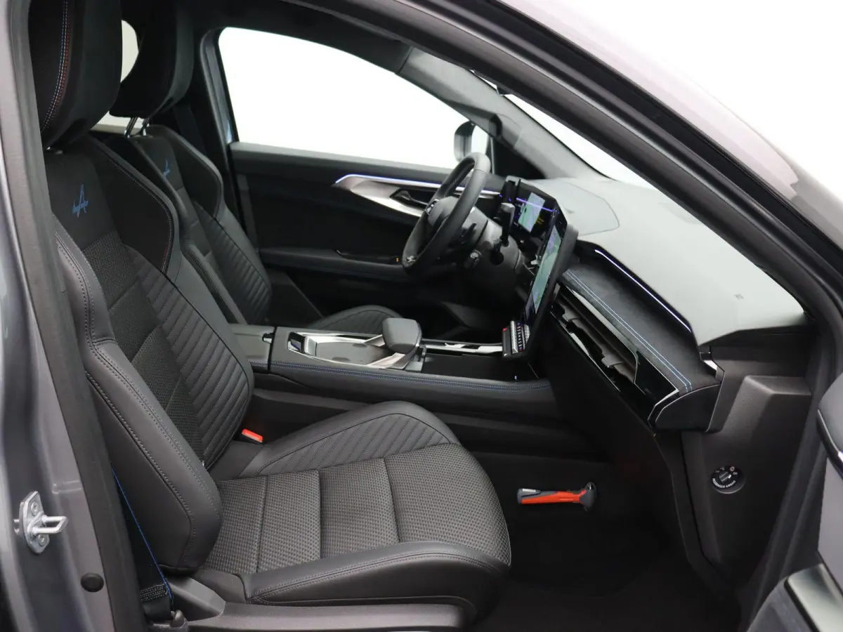 1.2 E-Tech full hybrid 200 iconic esprit Alpine | Voorstoelen/stuurwiel verwarming| Elektrische verstelbare voorstoelen | Climate control | Dodehoek detectie |
