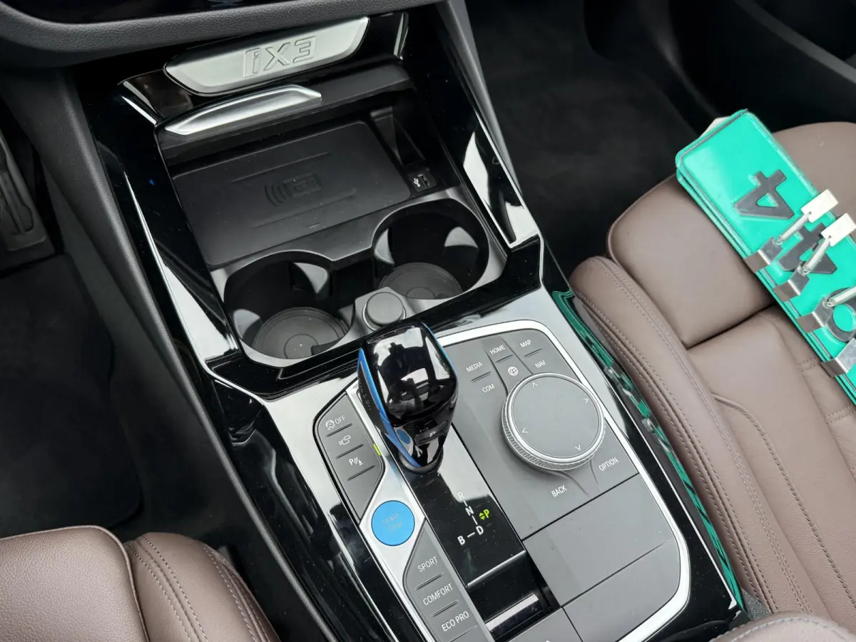 High Executive 80 kWh M-SPORT SHADOW| SOH 99%| VAN: 43.900,- VOOR: 40.877,- UW HERFSTVOORDEEL: 3.023,| SUPER COMPLEET!| 360 CAMERA| HARMAN KARDON| ELEKTRISCHE STOELEN| HUD|DRIVING ASS. PROFF