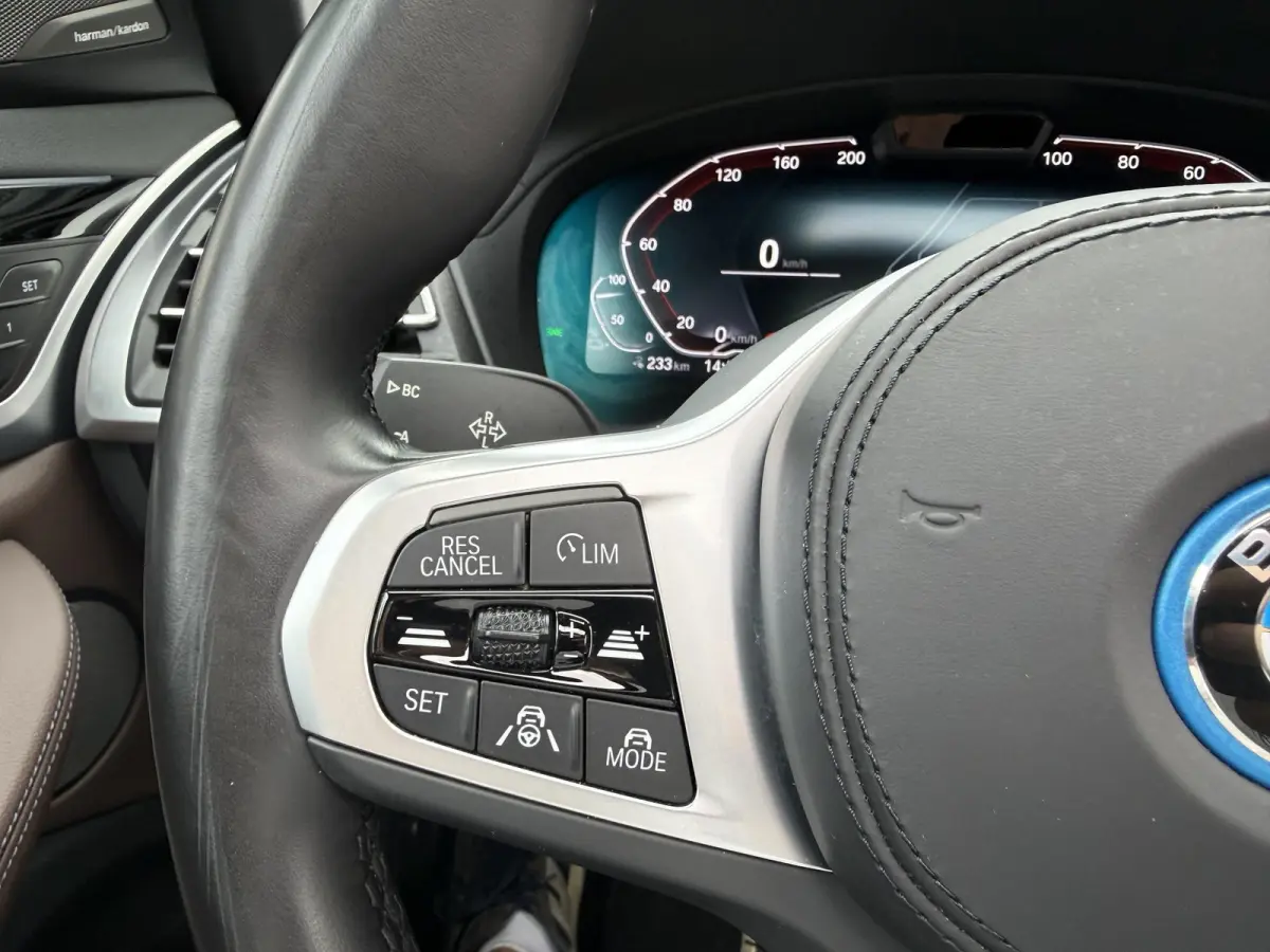 High Executive 80 kWh M-SPORT SHADOW| SOH 99%| VAN: 43.900,- VOOR: 40.877,- UW HERFSTVOORDEEL: 3.023,| SUPER COMPLEET!| 360 CAMERA| HARMAN KARDON| ELEKTRISCHE STOELEN| HUD|DRIVING ASS. PROFF