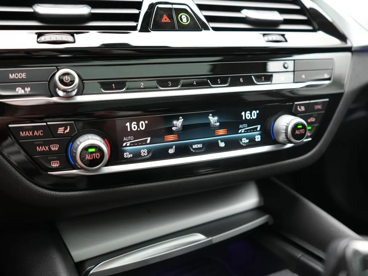 530e xDrive Business Edition Plus 293pk Dealer O.H. | Panodak | Adaptive Cruise | Head Up | Laser LED | 360 Camera | Lederen Comfortzetels Verwarmd | Sfeerverlichting | Keyless | Blis | Appl