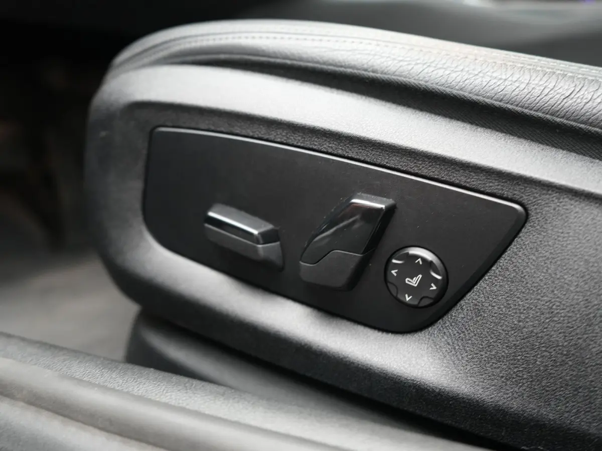 530e xDrive Business Edition Plus 293pk Dealer O.H. | Panodak | Adaptive Cruise | Head Up | Laser LED | 360 Camera | Lederen Comfortzetels Verwarmd | Sfeerverlichting | Keyless | Blis | Appl
