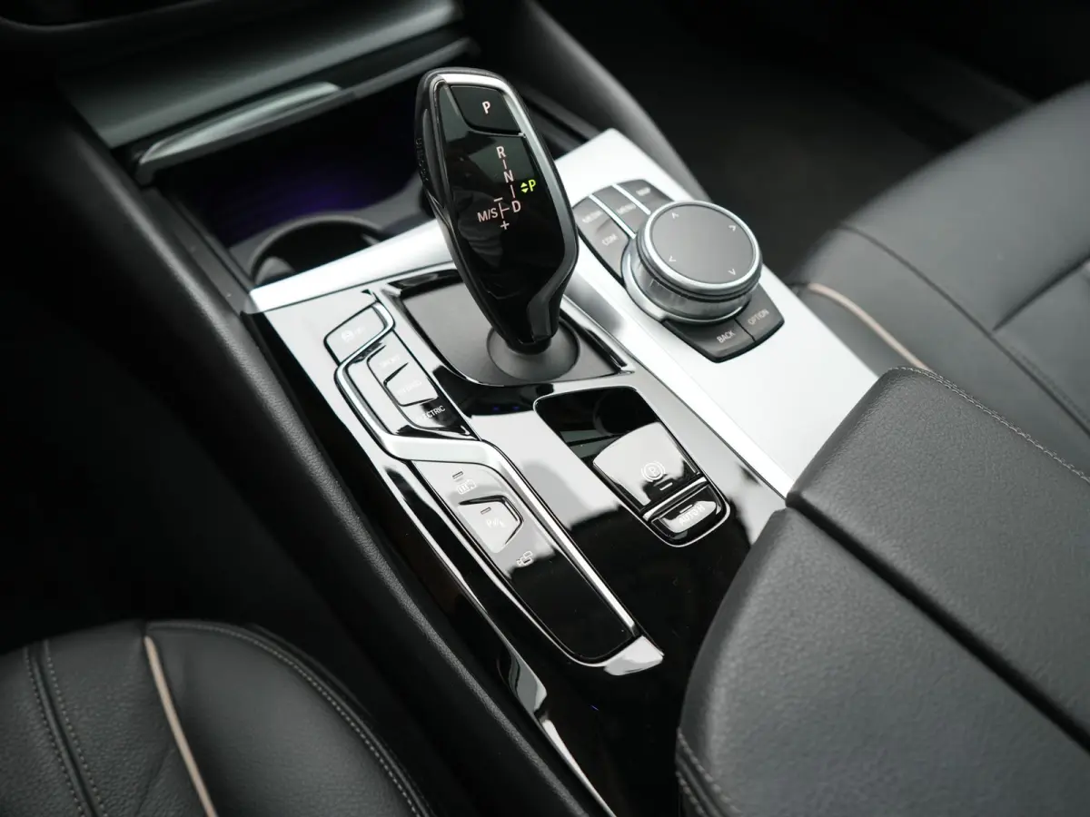 530e xDrive Business Edition Plus 293pk Dealer O.H. | Panodak | Adaptive Cruise | Head Up | Laser LED | 360 Camera | Lederen Comfortzetels Verwarmd | Sfeerverlichting | Keyless | Blis | Appl