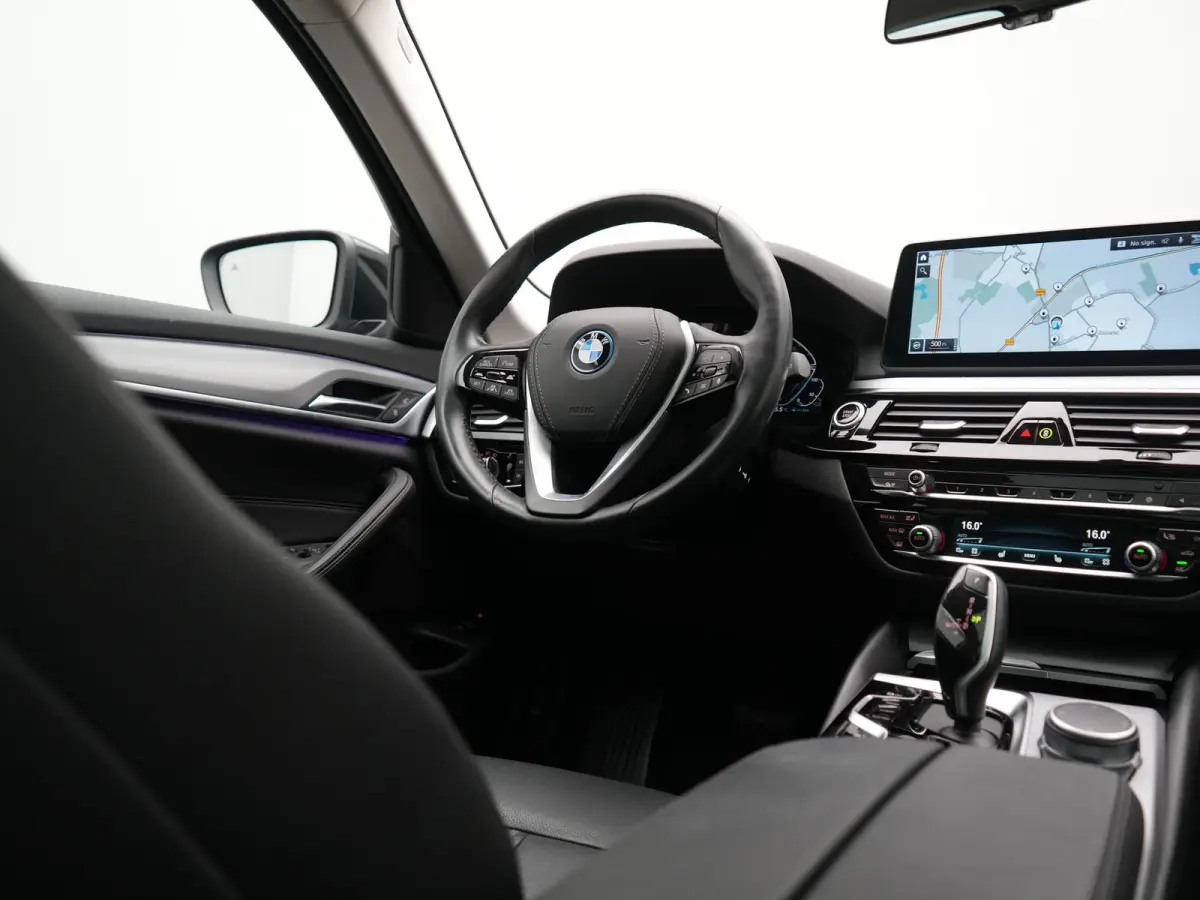 530e xDrive Business Edition Plus 293pk Dealer O.H. | Panodak | Adaptive Cruise | Head Up | Laser LED | 360 Camera | Lederen Comfortzetels Verwarmd | Sfeerverlichting | Keyless | Blis | Appl