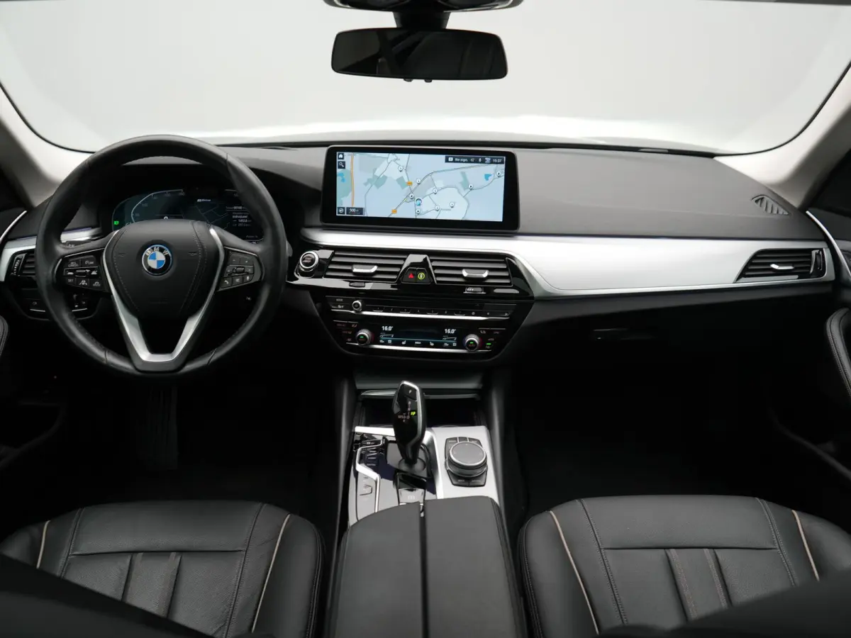 530e xDrive Business Edition Plus 293pk Dealer O.H. | Panodak | Adaptive Cruise | Head Up | Laser LED | 360 Camera | Lederen Comfortzetels Verwarmd | Sfeerverlichting | Keyless | Blis | Appl